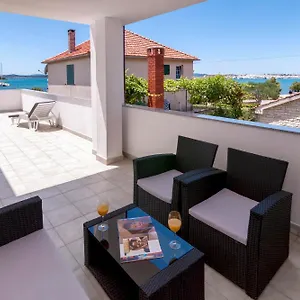 White Apartman